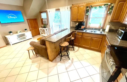 Erie County Apartamento | Spacious King Bed Suite at Antique Store