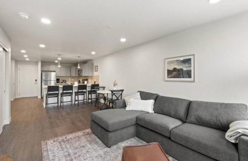Riverside Apartamento | Spacious, King Bed, w Pool Table & Brunch Below! 303