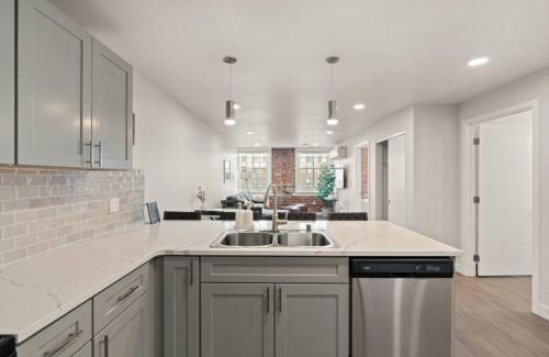 Riverside Apartamento | Spacious, King Bed, w Pool Table & Brunch Below! 303
