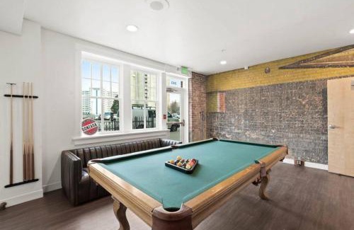 Riverside Apartamento | Spacious, King Bed, w Pool Table & Brunch Below! 303