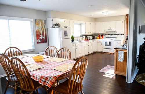 Seymour Casa | Spacious! King beds! Fenced backyard! Dollywood 25 min. 5 beds 2.5 baths!