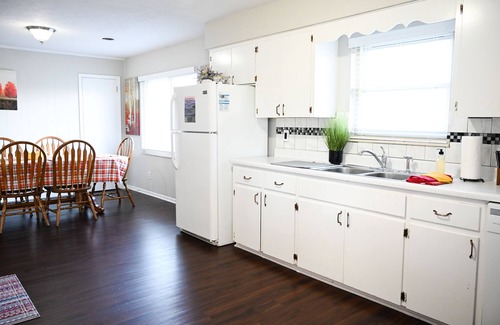 Seymour Casa | Spacious! King beds! Fenced backyard! Dollywood 25 min. 5 beds 2.5 baths!