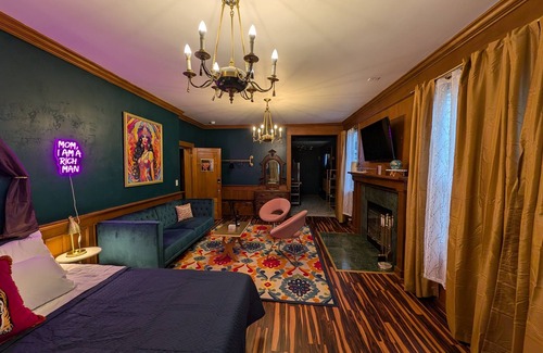 Sturgeon Bay Hotel | Spacious King Suite! Cher inspired unit.