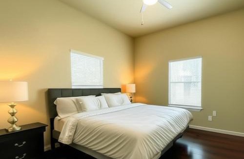 Five Points Casa | Spacious King Suite with Private Bath - Central, 10 Min Downtown Access
