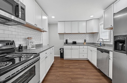 La Marque Casa | Spacious La Marque Home w/ King Bed & Modern Perks