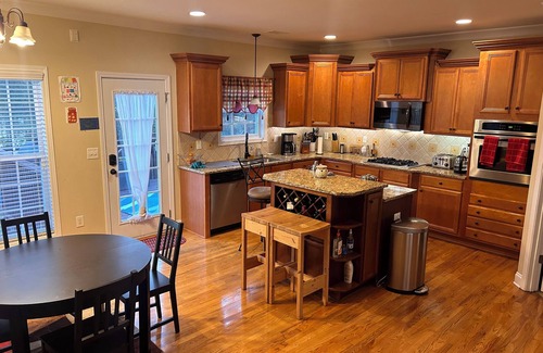 Covington Casa | Spacious Lake Front Retreat 7bd Slps 14+, Hoops, Gym, Deck, Theater Chez Sah Wah