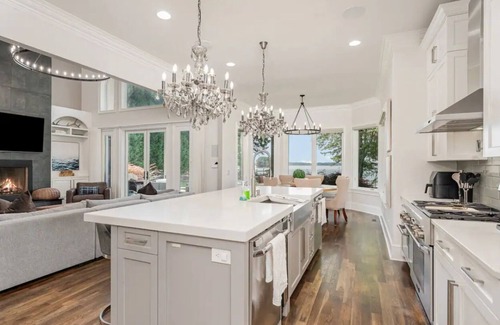 Mayhew Casa | Spacious Lake Front 5-bedroom house with AC, WiFi in wonderful Mooresville