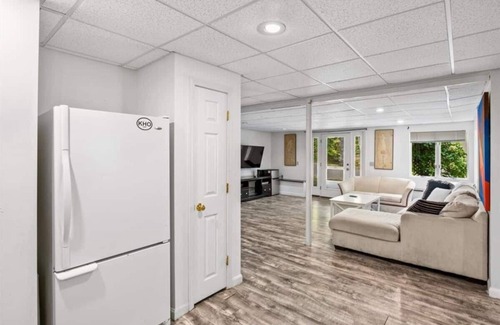 Cotuit Casa | Spacious Lake House for Large Groups w Private Acre+ short path to Lake