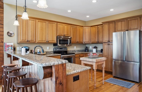 Serenity Bay Cabina | Spacious Lake Keowee Cabin with Boat Slip access