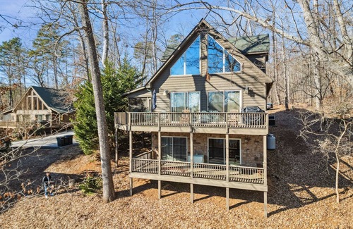 Serenity Bay Cabina | Spacious Lake Keowee Cabin with Boat Slip access