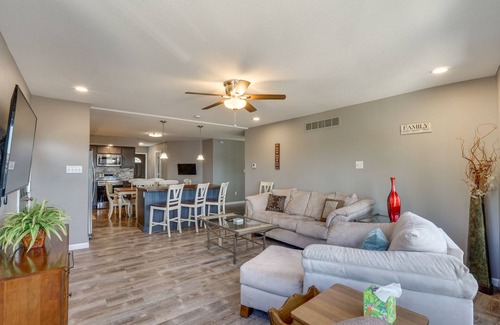Linn Creek Casa | ¡NUEVO! Lake Ozark Escape que admite mascotas con terraza y vistas