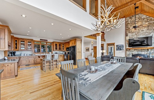 Lake Toxaway Casa | Spacious Lake Toxaway Home with Golf Course Views
