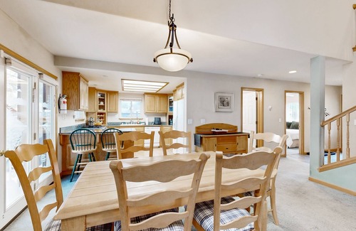 Tahoe Island Casa | Spacious Lake Retreat | 2 Fireplaces & Private Fenced Yard | Close to Marina