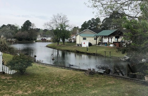 Red Hill Casa | Spacious lake view house in Conway, Myrtle Beach area