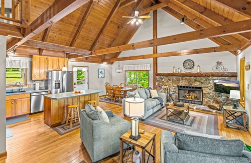 Sharps Chapel Cabina | Spacious Lakefront home with private dock, hot tub, grill & pool table