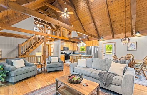 Sharps Chapel Cabina | Spacious Lakefront home with private dock, hot tub, grill & pool table