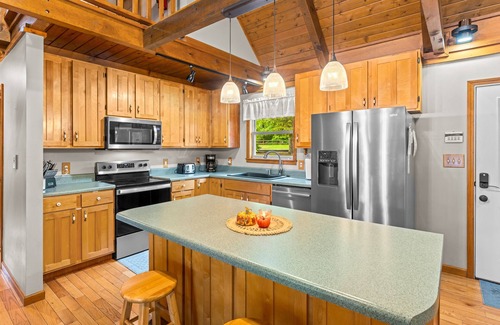 Sharps Chapel Cabina | Spacious Lakefront home with private dock, hot tub, grill & pool table