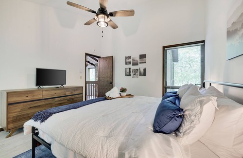 Gouldsboro Cabina | Spacious Lakefront 4 bedroom, 2 bath Mountain Retreat with Private Beach, Kayaks