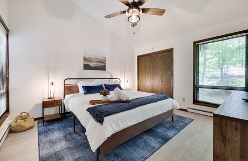 Gouldsboro Cabina | Spacious Lakefront 4 bedroom, 2 bath Mountain Retreat with Private Beach, Kayaks
