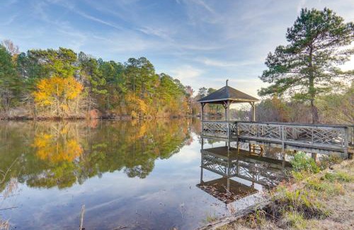 Westover Apartamento | Spacious Lakefront Apt with Deck in Fayetteville!