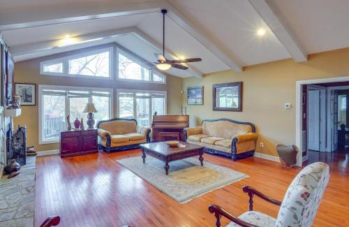 Westover Apartamento | Spacious Lakefront Apt with Deck in Fayetteville!