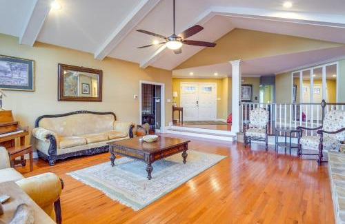 Westover Apartamento | Spacious Lakefront Apt with Deck in Fayetteville!