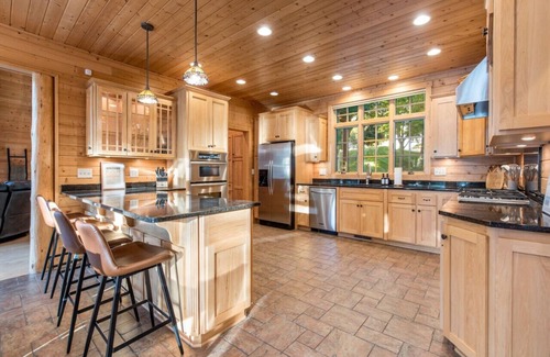 Alexandria Cabina | Spacious Lakefront Cabin w Dock Arcade Pool Table