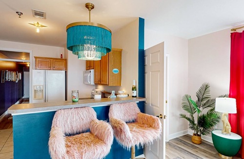 Huddleston Condominio | Spacious lakefront condo w/shared pool, hot tub, tennis court, private balcony