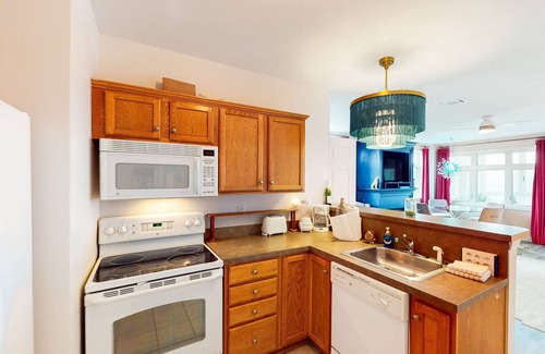 Huddleston Condominio | Spacious lakefront condo w/shared pool, hot tub, tennis court, private balcony