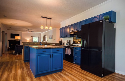 Oconee County Casa | Lakefront Spacious Oasis on Private Lake with Large Dock. Pet-Friendly!