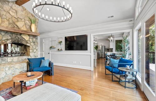 Berea Casa | Spacious Lakefront *Gem* Pet & Family Friendly