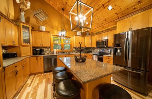 Tomahawk Casa | Spacious Lakefront Lodge, Kayaks/Canoes Included! Pet Friendly!