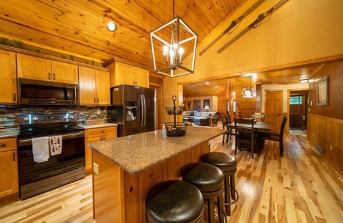 Tomahawk Casa | Spacious Lakefront Lodge, Kayaks/Canoes Included! Pet Friendly!
