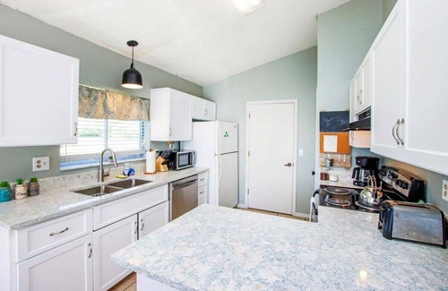 North Fort Myers Casa | Spacious lakefront pool home in North Fort Myers - Horizon Oasis