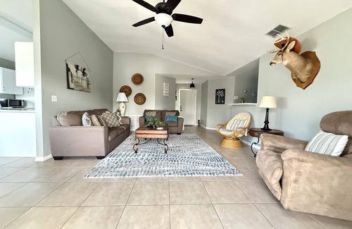 North Fort Myers Casa | Spacious lakefront pool home in North Fort Myers - Horizon Oasis
