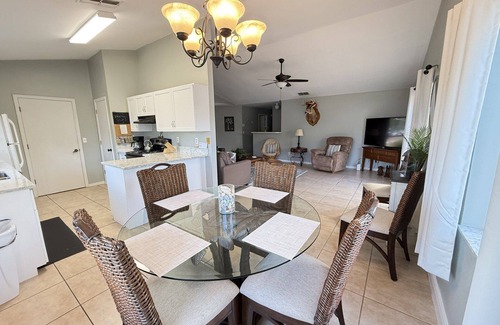 North Fort Myers Casa | Spacious lakefront pool home in North Fort Myers - Horizon Oasis