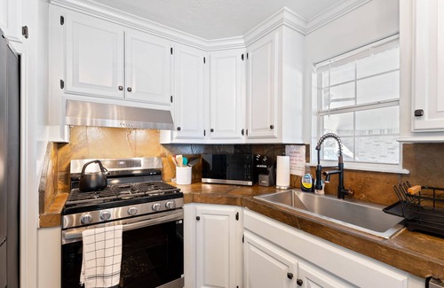 Warr Acres Casa | Spacious Lakefront View With Hot Tub and Pool NH