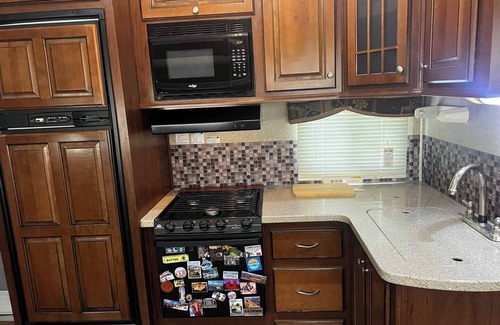 Bridgeport Casa | Spacious Lakeside Travel Trailer: Ultimate Comfort Awaits