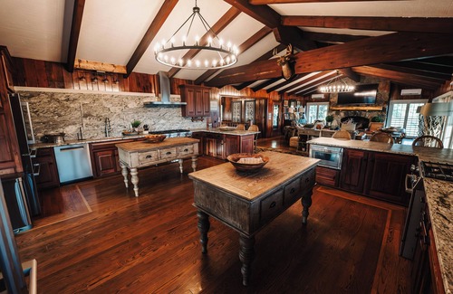 Albany Cabina | Spacious lakeview lodge on Lake Cumberland with WiFi, AC