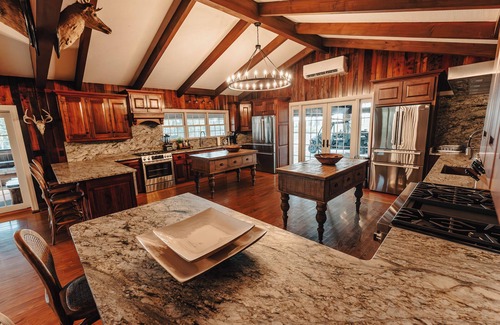 Albany Cabina | Spacious lakeview lodge on Lake Cumberland with WiFi, AC