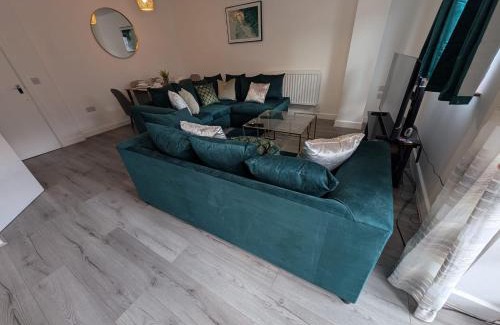 Northampton Casa | Spacious Large 4 Bed Contractor