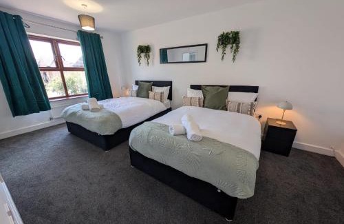 Northampton Casa | Spacious Large 4 Bed Contractor