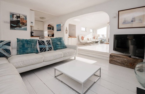 Cawsand Casa | Spacious light cosy beach front house with balcony overlooking the sea