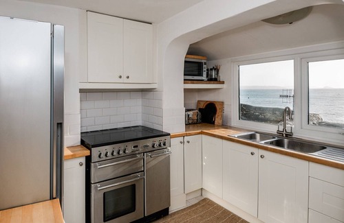 Cawsand Casa | Spacious light cosy beach front house with balcony overlooking the sea