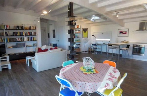 Maccagno Apartamento | Amplio apartamento de 2 habitaciones, lleno de luz, con balcón y vista al lago