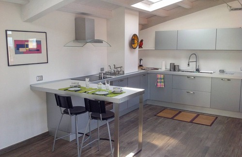 Maccagno Apartamento | Amplio apartamento de 2 habitaciones, lleno de luz, con balcón y vista al lago