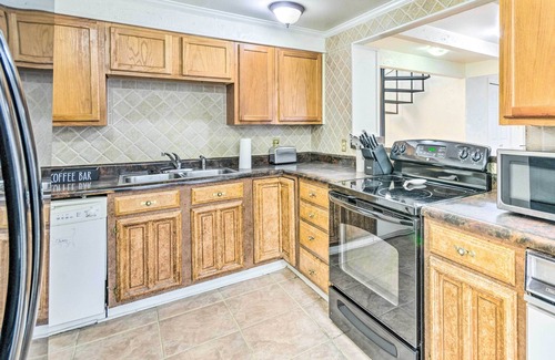 Midtown Cabaña | Spacious Little Rock Home w/ Yard & Game Room