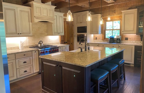 Franklin Cabina | Spacious lodge in peaceful mountain cove with trails, pond, waterfalls and more!
