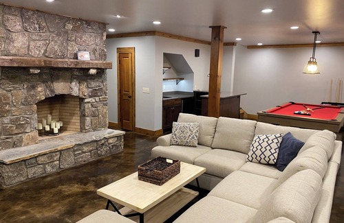 Franklin Cabina | Spacious lodge in peaceful mountain cove with trails, pond, waterfalls and more!