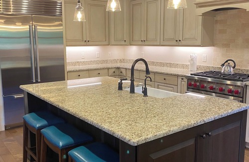 Franklin Cabina | Spacious lodge in peaceful mountain cove with trails, pond, waterfalls and more!